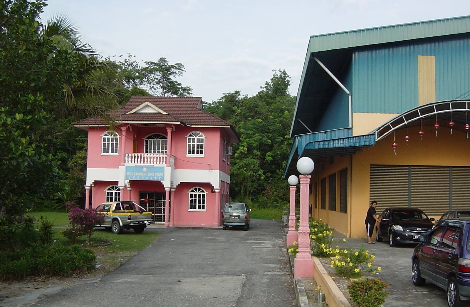 Existing building at the parcel boundary, along the same Route 1-adjacent stretch