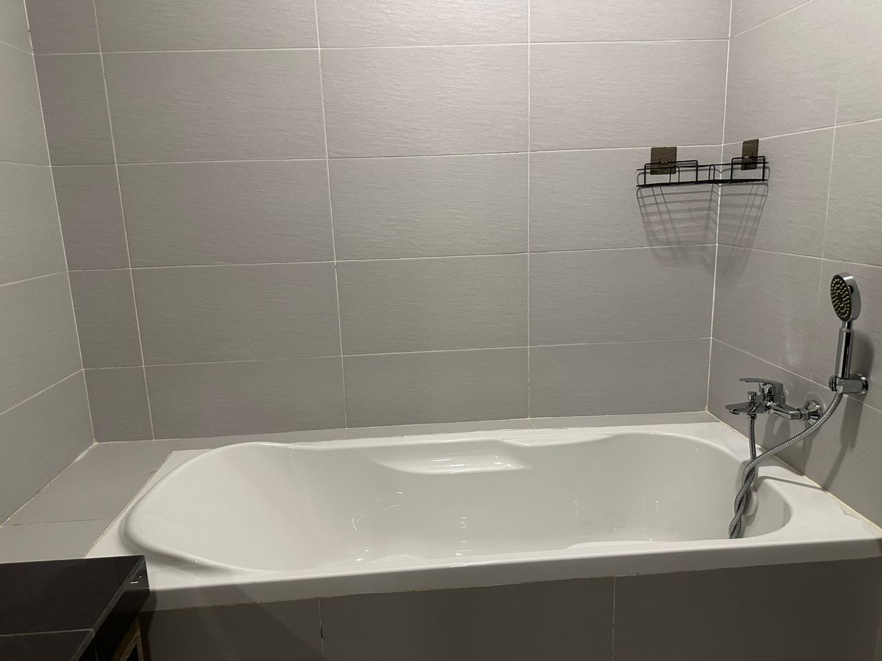 One of the four bathrooms, with a bathtub